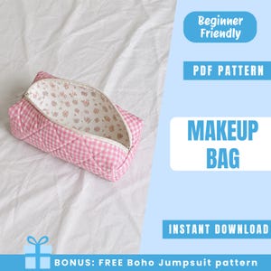 Puede incluir: Un neceser acolchado con exterior de cuadros vichy rosa y blanco y forro interior floral. El texto en la imagen dice: Beginner Friendly, PDF PATTERN, MAKEUP BAG, INSTANT DOWNLOAD, BONUS: FREE Boho Jumpsuit pattern.