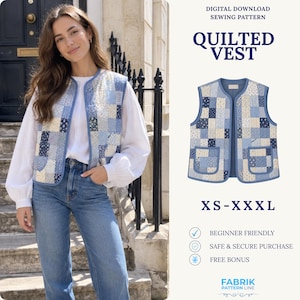 Puede incluir: Un patrón de costura digital descargable para un chaleco acolchado en tallas XS-XXXL. El chaleco presenta un diseño de patchwork con varios patrones florales y geométricos en azul y blanco, cuello redondo y dos bolsillos delanteros con ribete azul.
