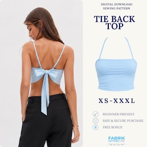 Op de afbeelding: Een lichtblauw topje met striksluiting op de rug, dunne schouderbandjes en een grote strik. Het digitale naaipatroon is beschikbaar in de maten XS tot XXXL. De tekst luidt: DIGITAL DOWNLOAD SEWING PATTERN, TIE BACK TOP, XS-XXXL.