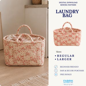 Puede incluir: Un patrón de costura digital descargable para una bolsa de lavandería con estampado floral en rojo y verde sobre fondo crema. La bolsa acolchada tiene dos asas y un bolsillo frontal. Texto: DIGITAL DOWNLOAD SEWING PATTERN LAUNDRY BAG SIZES: REGULAR LARGER BEGINNER FRIENDLY SAFE & SECURE PURCHASE FREE BONUS FABRIK PATTERN LINE.