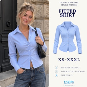Op de afbeelding: Een digitaal downloadbaar naaipatroon voor een getailleerd overhemd met lichtblauwe en witte krijtstrepen. Het ontwerp heeft een klassieke kraag, lange mouwen met manchetten en een knoopsluiting. Tekst: DIGITAL DOWNLOAD SEWING PATTERN FITTED SHIRT XS-XXXL.