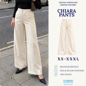 Puede incluir: Patrón de costura digital descargable para los pantalones Chiara, un modelo de talle alto y pernera ancha en color crema. El patrón incluye tallas de la XS a la XXXL. El diseño muestra cierre de botón, trabillas y pliegues frontales.