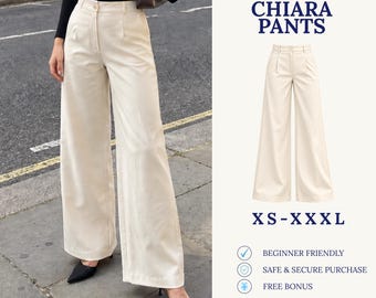 Puede incluir: Patrón de costura digital descargable para los pantalones Chiara, un modelo de talle alto y pernera ancha en color crema. El patrón incluye tallas de la XS a la XXXL. El diseño muestra cierre de botón, trabillas y pliegues frontales.