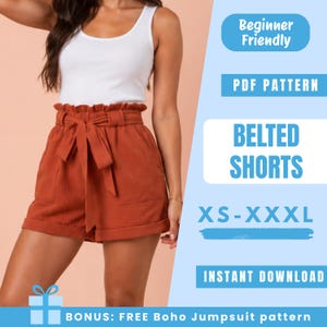 Puede incluir: Una camiseta sin mangas blanca y pantalones cortos de tiro alto color óxido con cinturón de lazo. El texto en la imagen dice: Beginner Friendly, PDF PATTERN, BELTED SHORTS, XS-XXXL, INSTANT DOWNLOAD, BONUS: FREE Boho Jumpsuit pattern.
