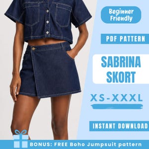 Può includere: Un skort in denim e un top corto abbinato. Lo skort ha un design avvolgente asimmetrico con chiusura a bottone. La parte superiore ha un davanti abbottonato. Il testo sull'immagine recita "SABRINA SKORT" e "XS-XXXL". L'immagine dice anche "Beginner Friendly" e "Instant Download".