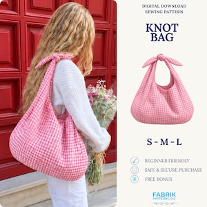Puede incluir: Un patrón de costura digital descargable para un bolso de nudo en tallas S, M y L. La imagen muestra un bolso de tela de cuadros vichy rosa y blanco con un asa anudada, junto al texto Digital Download Sewing Pattern, Knot Bag y Fabrik Pattern Line.