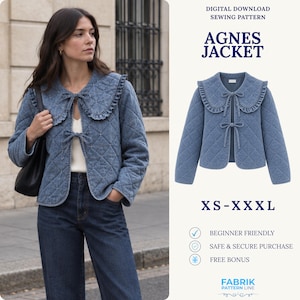 Op de afbeelding: Een blauwe doorgestikte jas met een grote ruchekraag en twee striksluitingen aan de voorzijde. De tekst luidt: Digital Download Sewing Pattern, Agnes Jacket, XS-XXXL, Beginner Friendly, Safe & Secure Purchase, Free Bonus, Fabrik Pattern Line.