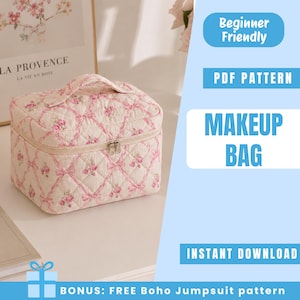 Puede incluir: Un neceser acolchado con un estampado floral y de lazo en rosa y crema. La bolsa tiene un asa superior y un cierre de cremallera. El texto en la imagen dice "MAKEUP BAG", "Beginner Friendly" y "PDF PATTERN".