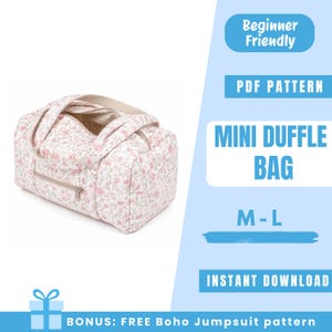 Puede incluir: Un mini bolso de lona con estampado floral rosa y verde sobre fondo blanco, con un bolsillo frontal con cremallera y dos asas superiores. El texto dice: Beginner Friendly, PDF PATTERN, MINI DUFFLE BAG, M-L, INSTANT DOWNLOAD, BONUS: FREE Boho Jumpsuit pattern.