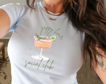 Yappy Hour Social Club, cadeaux rigolos pour elle, chemise girly, cadeaux girly rose, chemise mème drôle de l'an 2000, t-shirt bébé des années 90, haut coquette, t-shirt bébé de l'an 2000