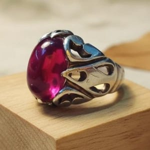 Pierścionek męski z rubinem: solidny kaboszon ze srebra wysokiej próby, kamień urodzinowy lipca