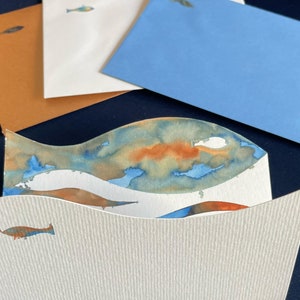 Taufkarte. Fisch & Wellen. Aquarell handgemalt. Blau-Ocker. Namensweihe. Namensfeier. Klappkarte mit Umschlag. personalisierbar.