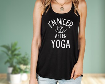 Può includere: Canotta nera con testo bianco che recita "I'm Nicer After Yoga" e un grafico di fiore di loto bianco.