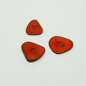 Set di 3 bottoni rossi in legno