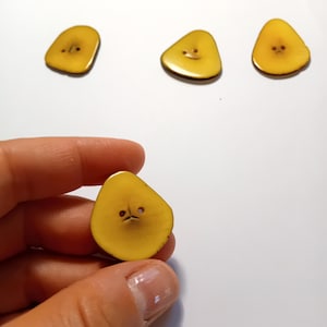 Set di 4 bottoni in legno, colore giallo, perfetti per maglieria