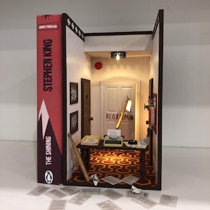 Horror book nook shining King book nook insert Scary movie diorama Overlook with door redrum Ready built booknook King gifts Bookshelf decor
