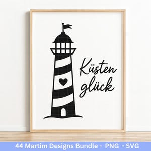 Op de afbeelding: Zwart-wit ingelijste print met een vuurtoren met de Duitse tekst "K&uuml;sten gl&uuml;ck". De vuurtoren heeft een hart en afwisselend zwarte en witte strepen. De lijst is licht van kleur.