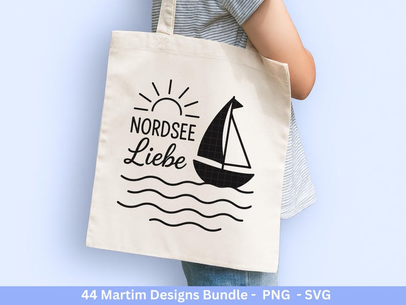 Op de afbeelding: Cr&egrave;mekleurige draagtas met een zwart zeilbootontwerp, de woorden "NORDSEE Liebe" en een zon. De tas wordt door een persoon vastgehouden. De onderkant van de afbeelding heeft de tekst "44 Martim Designs Bundle - PNG - SVG".