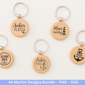 Op de afbeelding: Een verzameling houten sleutelhangers met zilveren ringen. Elke sleutelhanger heeft een ronde houten hanger met nautische ontwerpen en zwarte tekst. De zinnen zijn onder meer "Anker Platz", "Meer verliebt" en "Sch&ouml;n Hier".