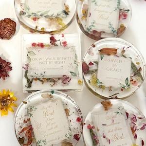 Regalo con versículo bíblico / Posavasos de resina con flores prensadas / Flores secas / Posavasos estéticos / Regalo de decoración del hogar / Regalo cristiano