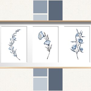 Puede incluir: Tres pinturas de acuarela enmarcadas de flores azules sobre fondos blancos. Las flores están dispuestas en diferentes patrones, una en forma de media luna, otra en línea vertical y otra en racimo.