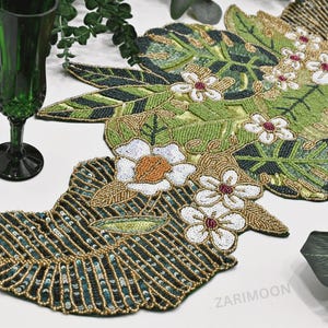 Runner da tavolo fatto a mano, runner da tavolo con perline a forma di fiori verdi e foglie primaverili, tovaglietta, sottopiatto con perline, regalo di decorazioni da tavolo da 13 x 36 pollici