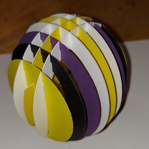 Non Binaire Globe - kirigami kaart