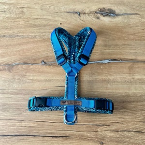 Op de afbeelding: Blauwe hondenharnas met een wit en blauw patroon. Het harnas heeft een D-ring en een gespsluiting. De tekst "Danger-Dream" is op het harnas gedrukt.