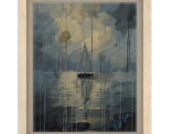 Op de afbeelding: Een ingelijst schilderij met een zeilboot op donker water onder een bewolkte lucht. Het kunstwerk gebruikt een palet van gedempte blauwe, grijze en gouden tinten met verticale verfdruppels op het doek. Een handtekening is rechtsonder zichtbaar.