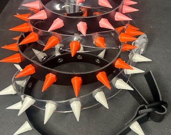 Gargantilla con pinchos que brilla en la oscuridad