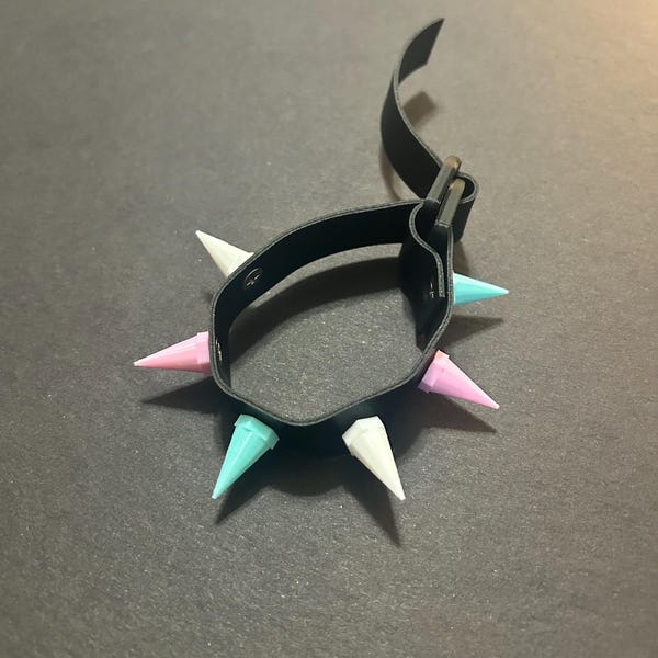 Pulsera con pinchos inspirados en el Orgullo Trans.