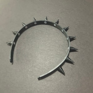 Stirnband mit schwarzen Nieten