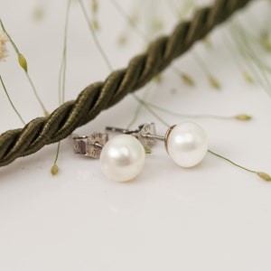 Brincos de pérolas de ouro branco 14k, brincos de pérolas, brincos minimalistas, joias de ouro para ela, joias de ouro delicadas, para uma noiva