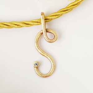 Colgante minimalista con la letra S de oro de 14 k con circonita cúbica, colgante con la letra en oro, regalo de oro para él o para ella