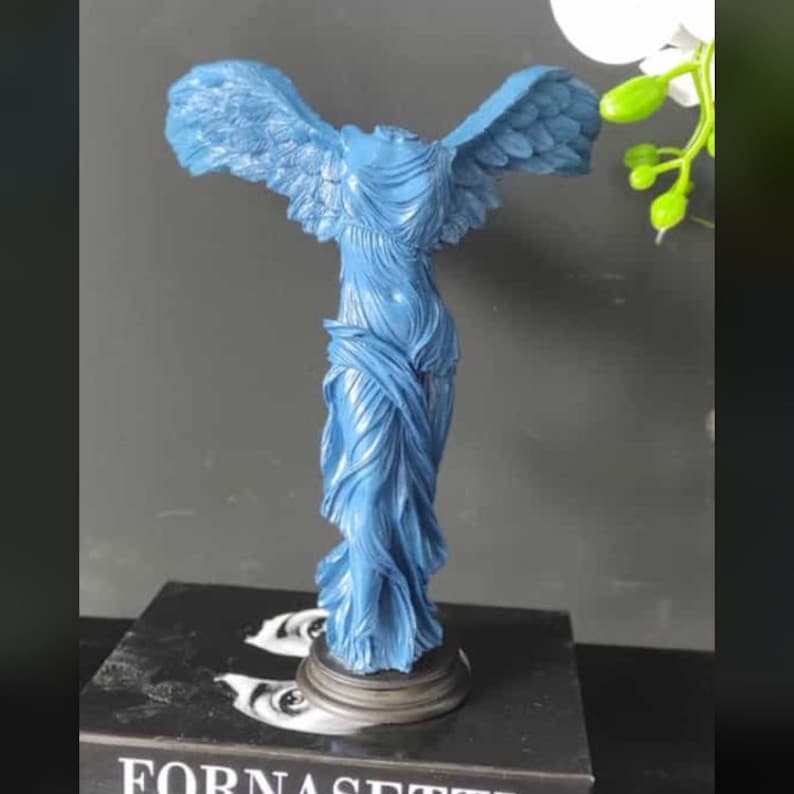 headless angel statue louvre