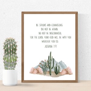 Be Strong And Courageous Nursery Bible Verse, Versículos De La Biblia Del Niño, Impresiones Del Desierto, Impresiones Occidentales, Cactus Kids RoomWall Decor