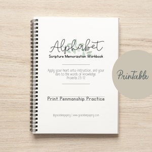 Könnte beinhalten: Ein druckbares Alphabet-Arbeitsbuch mit einem grünen Blattdesign. Der Umschlag zeigt den Text "Alphabet Scripture Memorization Workbook" und ein Zitat aus Sprichwörter 23:12. Der Text "Printable" befindet sich in einem Kreis auf der rechten Seite des Umschlags.