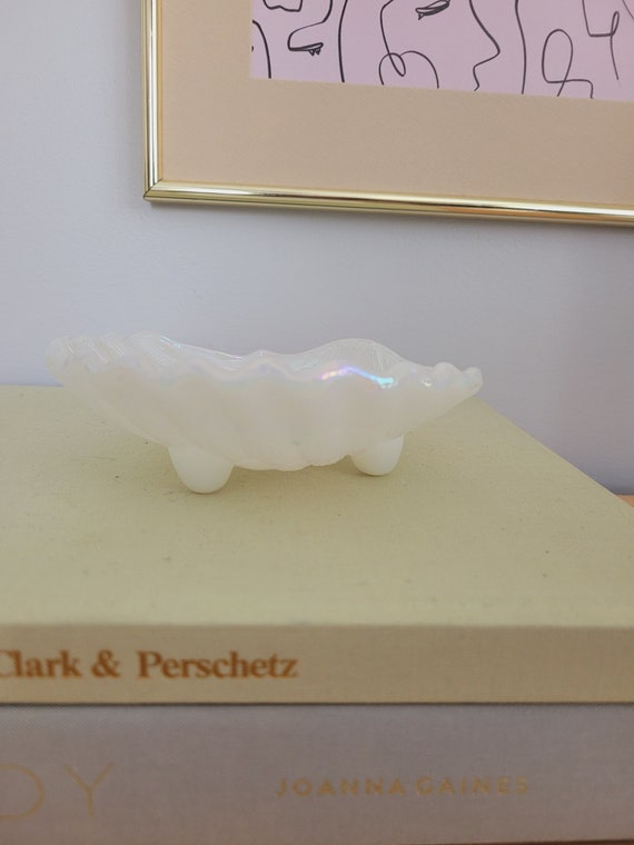 Vintage Avon iridescent seashell milk glass jewel… - image 2