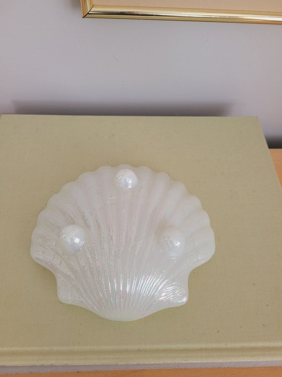 Vintage Avon iridescent seashell milk glass jewel… - image 4