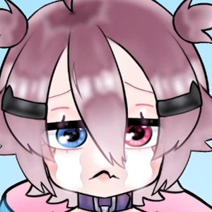 Puede incluir: Un personaje de dibujos animados con cabello rosado, cuernos negros y alas de ángel y demonio está llorando. Un ojo es azul y el otro es rojo.