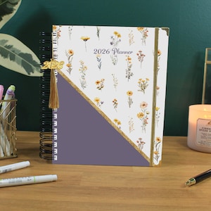 2026 datiert Wochenplaner | Anpassbares Layout und Cover | Lila Blümchen