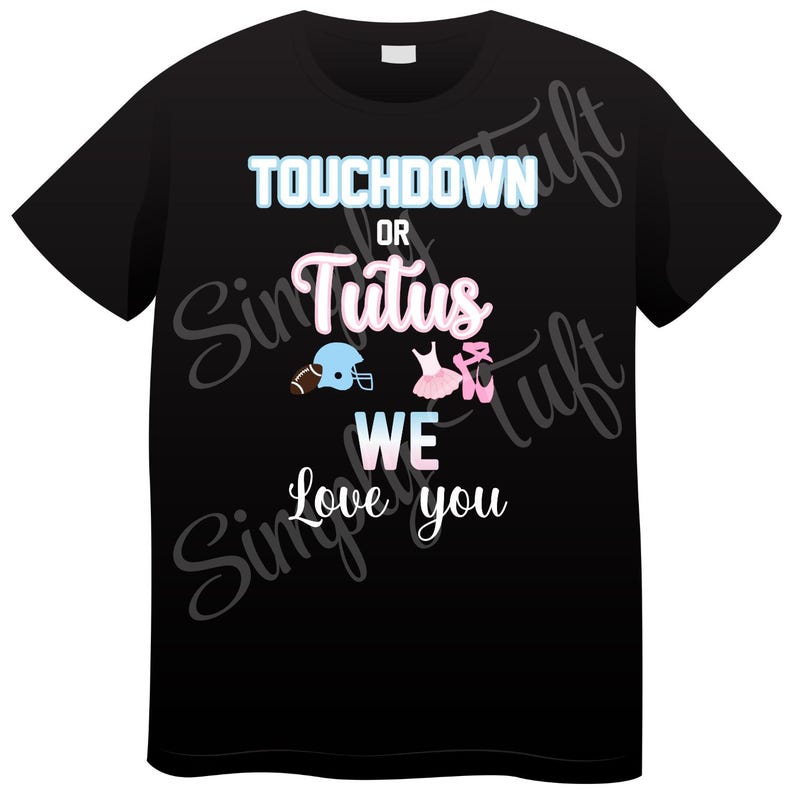 K&ouml;nnte beinhalten: Schwarzes T-Shirt mit dem Text "Touchdown oder Tutus We Love You" in Wei&szlig; und Blau. Ein Footballhelm und ein rosa Tutu mit Ballettschuhen sind abgebildet.