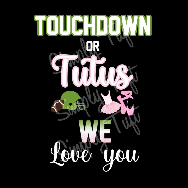 Op de afbeelding: Groene en witte tekst luidt "Touchdown of Tutus We Love You". Een voetbalhelm en een roze tutu met roze balletten zijn afgebeeld.