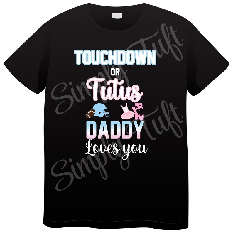 K&ouml;nnte beinhalten: Schwarzes T-Shirt mit dem Text "Touchdown oder Tutu Daddy Loves You" in Blau, Rosa und Wei&szlig;. Ein Footballhelm und ein rosa Tutu mit Ballettschuhen sind abgebildet.