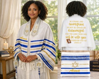 Könnte beinhalten: Ein weißer Tallit-Gebetsschal mit blauen und goldenen Streifen, gestickten Davidsternen und dem Namen Anna. Auf der Rückseite steht der Text Be strong and courageous do not be afraid or discouraged for the Lord your God will be with you wherever you go Joshua 1:9 mit einem Bibelsymbol. Eine passende Tasche ist enthalten.