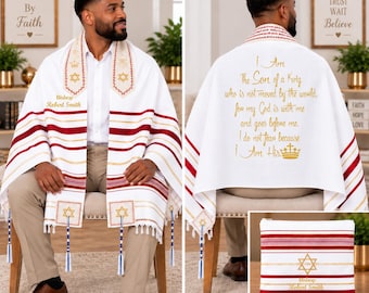 Könnte beinhalten: Ein weißer Gebetsschal mit roten und goldenen Querstreifen, goldenen, gestickten Davidsternen und Fransen. Auf der Rückseite steht der goldene Text I Am The Son of a King, und die Vorderseite ist mit Bishop Robert Smith personalisiert.