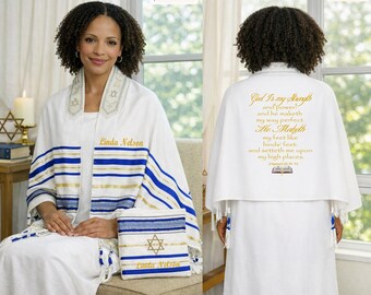Könnte beinhalten: Ein weißer Tallit-Gebetsschal mit blauen und goldenen Streifen, bestickt mit dem Namen Linda Nelson und einem Davidstern. Auf der Rückseite steht in goldener Schrift God Is my Strength and power and he maketh my way perfect.