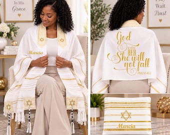 Könnte beinhalten: Ein weißer Gebetsschal mit goldenen Streifen, goldenen Davidsternen und Fransen. Auf der Vorderseite steht der Name Marcia, auf der Rückseite der goldene Text God is within HER She will not fall PSALM 46:5. Inklusive einer passenden Tasche.