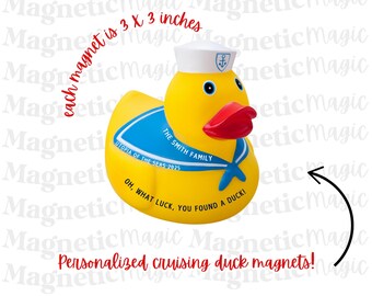 Puede incluir: Un pato de goma amarillo con un sombrero de marinero azul con un diseño de ancla. El pato tiene un pico rojo y sostiene un salvavidas azul y blanco a rayas. El pato es un imán y mide 7,6 cm por 7,6 cm. El texto en el pato dice "The Smith Family Utopia of the Seas 2025" y "Oh, what luck, you found a duck!"