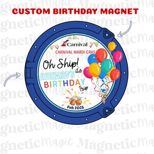 Może przedstawiać: Okrągły niebieski magnes w stylu bulaju z logo Carnival i napisem Oh Ship! it's RICHARD'S BIRTHDAY Trip Feb 2025. Wz&oacute;r zawiera kolorowe balony, serpentyny oraz dwa kufle piwa z pianką na białym tle.